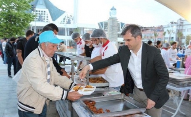 İftar yemeklerini başkan Yemenici dağıttı