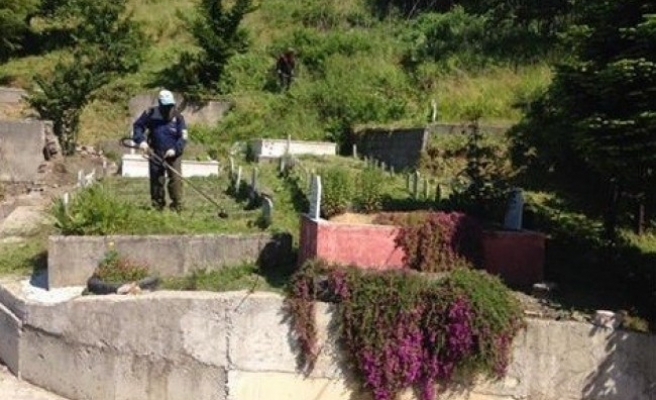 Kozlu'da mezarlıklar temizlendi