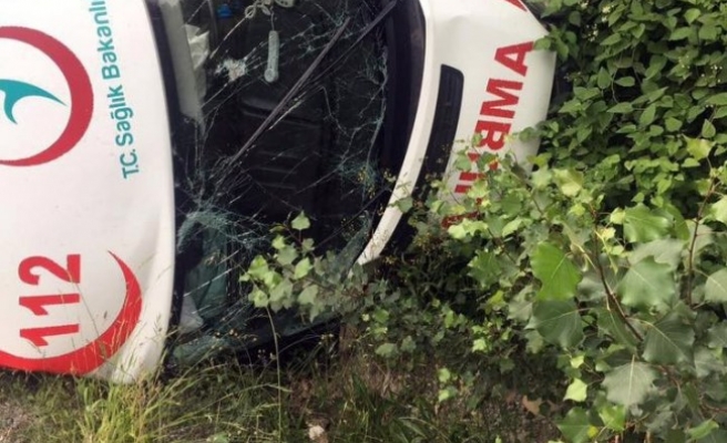 Ambulans ile Minibüsle Çarpıştı.