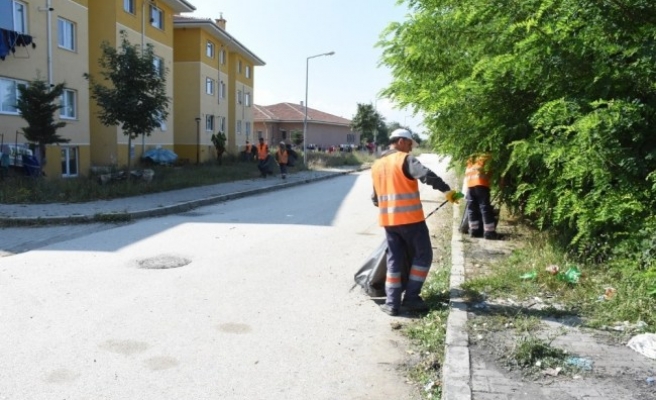 Çamköy Mahallesini temizliyor