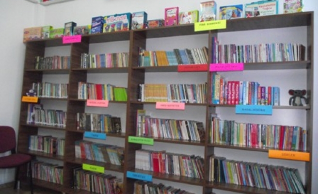 Öğrencilerden Jest; Köy Okuluna Kütüphane Kurdular