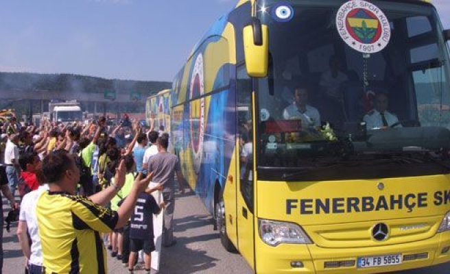 Topuk Yaylası'na giden Fenerbahçe'yi Taraftarlar Karşıladı