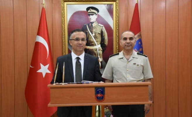 Vali Çeber, İl Jandarma Komutanlığına ziyarette bulundu.