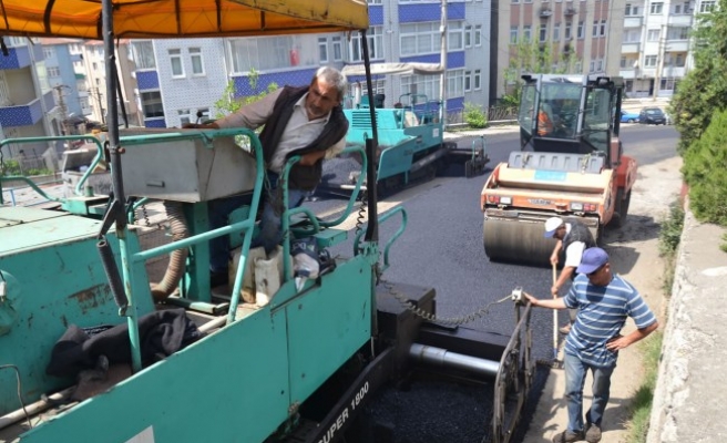 Karabük belediyesinden asfalt serme işlemi