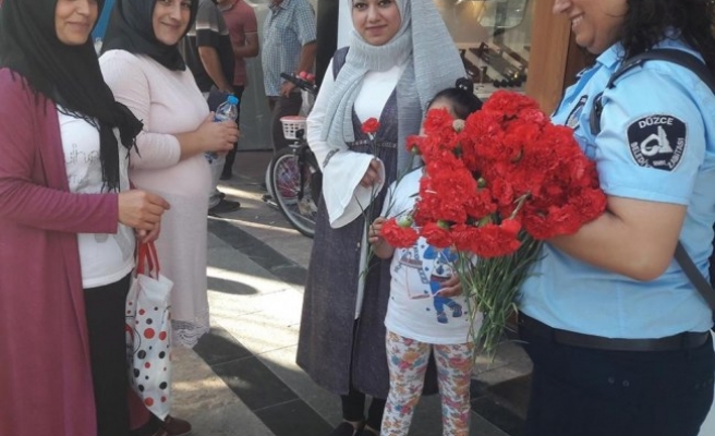 Düzce'de Zabıta Haftasını Esnafa çiçek dağıtarak kutladı