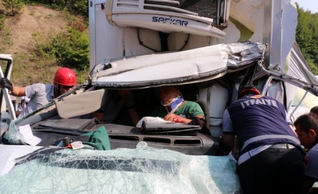 Zonguldakta 3 araçlı zincirleme kaza: 3 yaralı