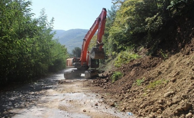 Yığılca'da köy yollarında yol açma ve asfalt çalışmalar