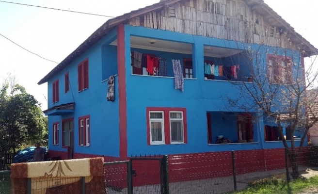 Fanatik Taraftar evini bordo-mavi renklere boyadı.