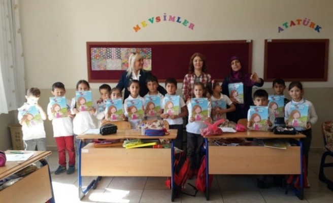 Dergiler Akçakoca'da okul öncesi 1. sınıflara dağıtıldı