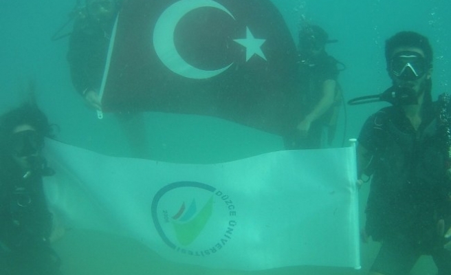 ay yıldızlı şanlı bayrağımızı Akdeniz'in mavi suları altında
