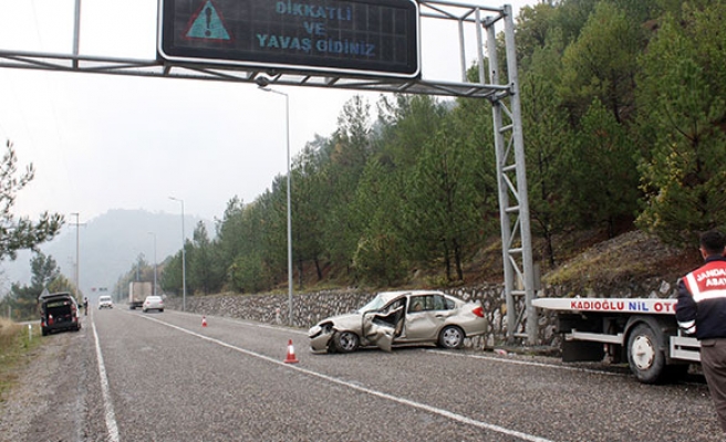 Karabük'te otomobil yön levhası direğine çarptı: 4 Yaralı