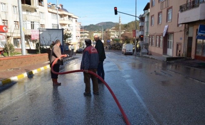 Yığılca Belediyesinden sokaklarda sonbahar temizliği