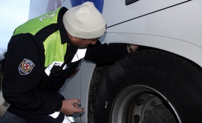 Düzce Polisinden kar lastiği uygulaması