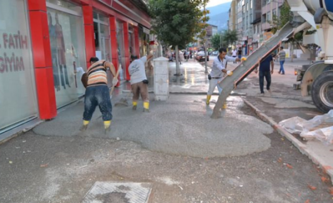 Karabük'te belediyenin kaldırım çalışmaları devam ediyor...
