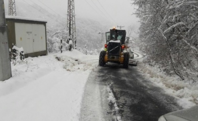Düzce'de yoğun kar yağışı nedeniyle 13 köy yolu kapalı
