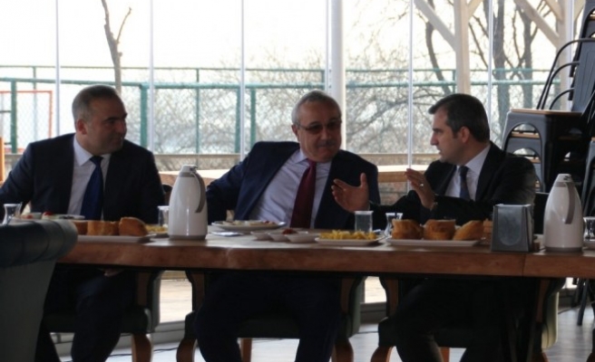 Başkan Yemenici okul müdürleriyle bir araya geldi...
