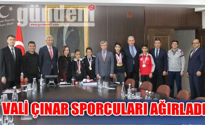 Vali Çınar sporcuları ağırladı