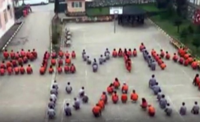 Öğrenciler okul bahçesinde "Zeytin Dalı" yazdılar