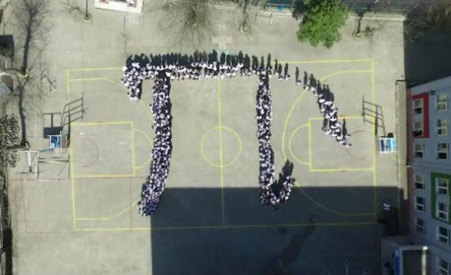 Dünya Pİ günü öğrenciler tarafından Pİ sembolü oluşturularak kutlandı