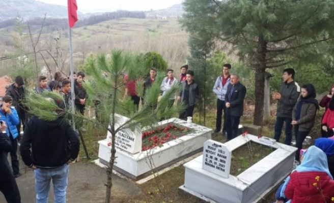 Öğrencilerden şehidin mezarına anlamlı ziyaret