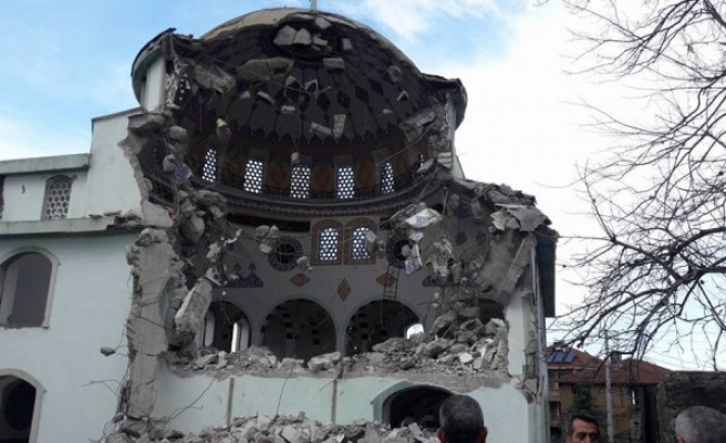 Depreme dayanıklı olmayan cami yıkıldı