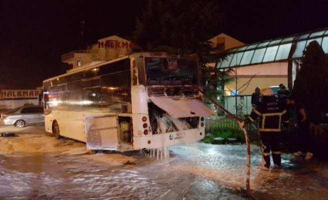 Düzce'de özel halk otobüsü motor kısmından yandı