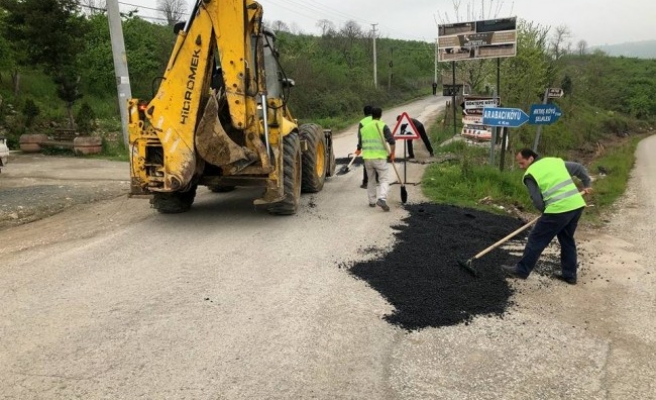 Akçakoca'da köy yollarında yama çalışmaları başlatıldı