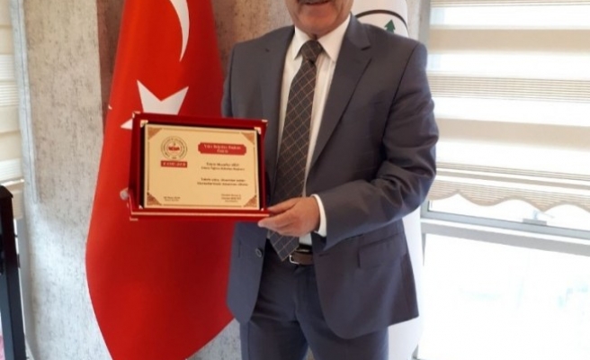 Başkan Yiğit'e yılın belediye başkanı ödülü