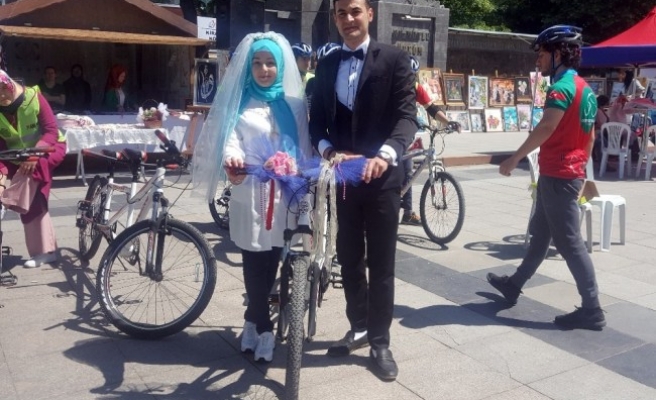 Yeni evlenecek çift, gelin arabası yerine bisiklete bindi