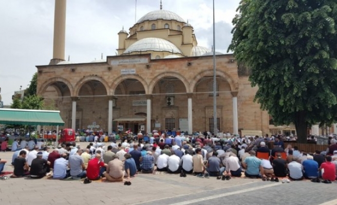 Düzceliler Ramazanın ilk cuması camileri doldurdu
