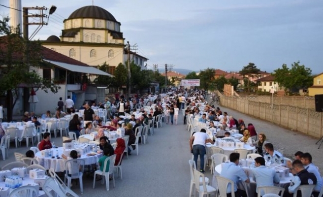 Düzce Belediyesi mahalle iftarları devam ediyor