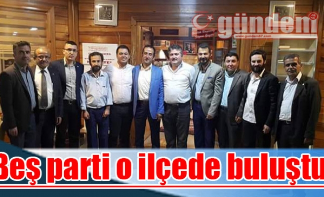 Beş parti o ilçede buluştu