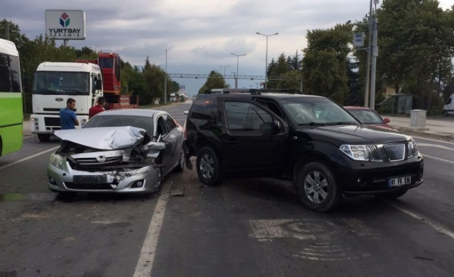 Batı Karadeniz Bağlantı Yolunda Trafik Kazası: 3 Yaralı