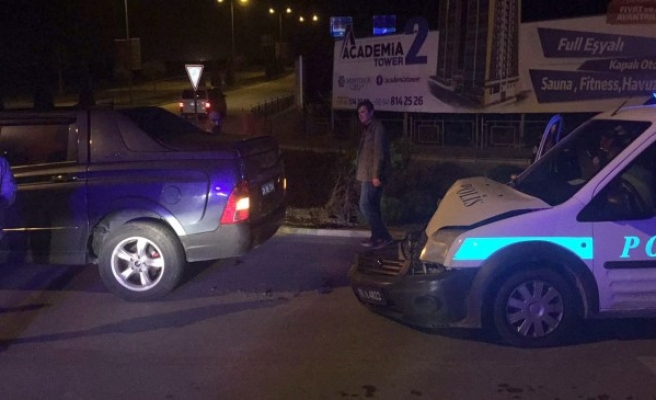 Bolu Caddesi'nde polis aracı ile otomobil çarpıştı: 1 Yaralı