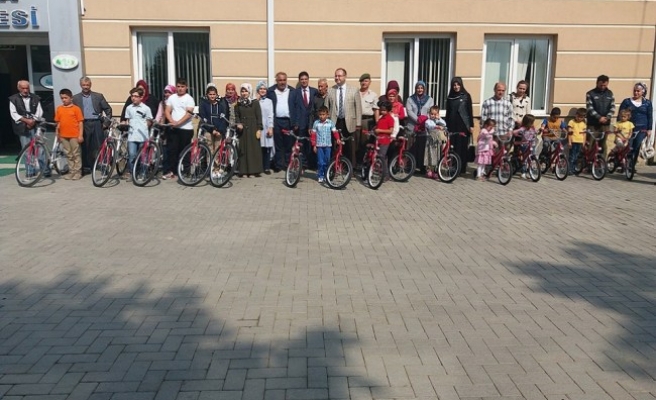 Gölyaka'da 16 çocuğa bisiklet hediye edildi