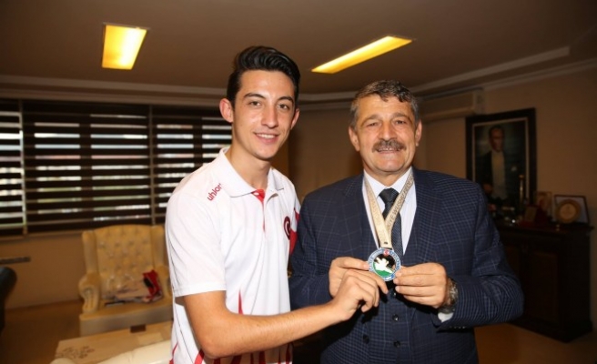 Balkan Şampiyonu Çağlar,madalyasını Başkan Akın'a hediye etti