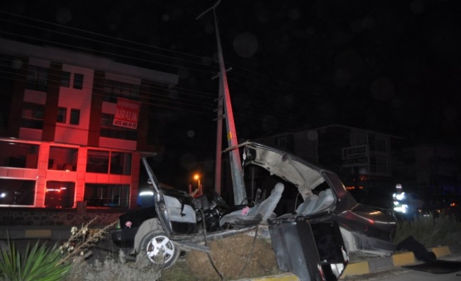 Bartın'da Otomobil Aydınlatma direğine çarptı: 3 yaralı