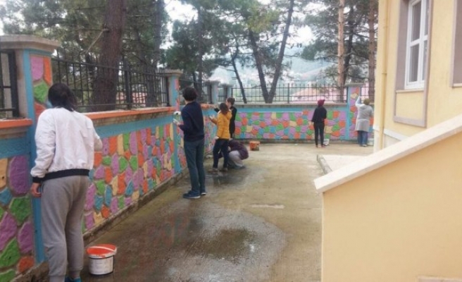 Üniversite öğrencileri anaokulunun duvarlarını boyadı