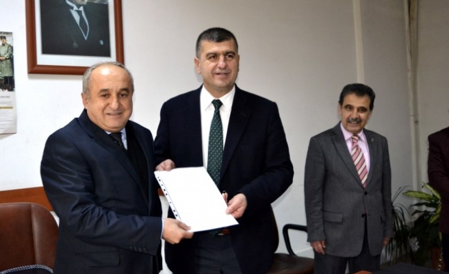 AK Parti İlçe Başkanı Yavuz mazbatasını aldı