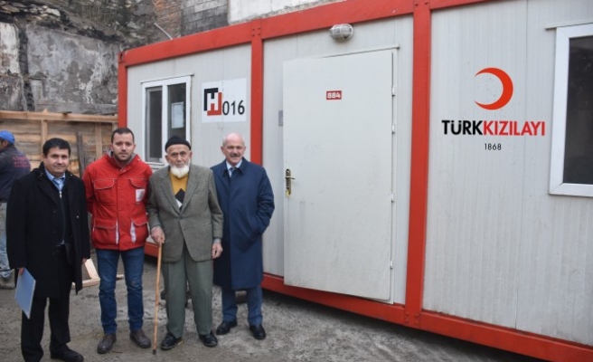 Türk Kızılayı'ndan evi yanan vatandaşa yardım...