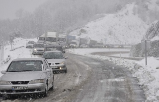 Zonguldak - Ereğli karayolunda araçlar yolda mahsur...