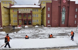 Kdz.ereğli belediyesi okullarda kar temizliği yaptı