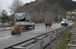 Dağdan düşen kayalar yolu trafiğe kapattı