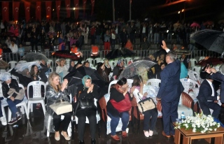 Başkan Uysal yağmurlu konserde Ereğliye büyük...