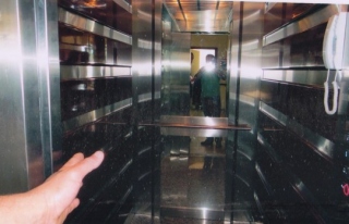 Huzurevine,sedye taşıma özelliği bulunan asansör...