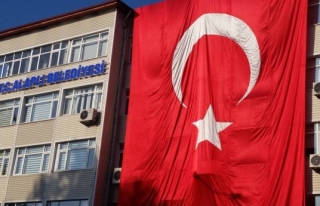 Alaplı Belediyesinden terör olaylarına Türk Bayraklı...