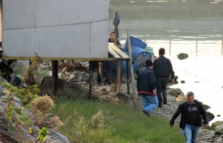 Polis Gülüç deresindeki barakada uyuşturucu aradı