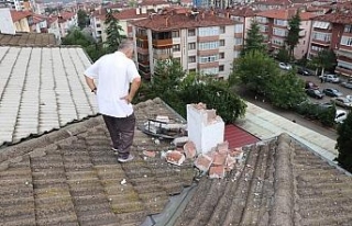 Apartmanın çatısına yıldırım düştü