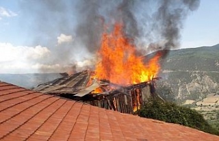 Karabük’te iki katlı ahşap evde yangın çıktı