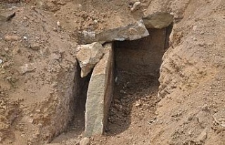 Yol kazısında ortaya çıkan bin 800 yıllık taş...